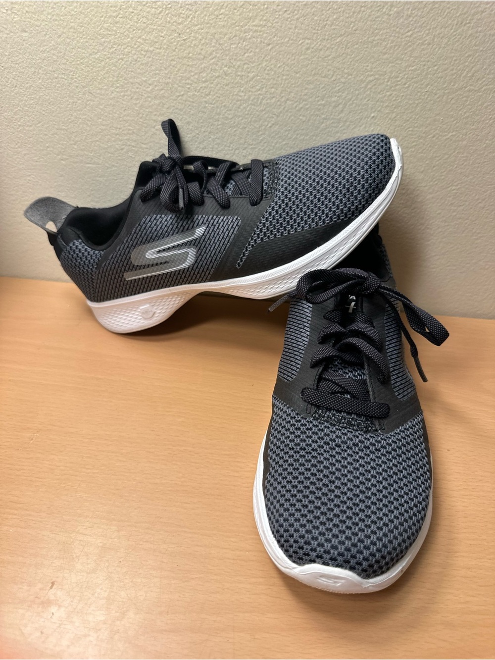 Skechers Go walk 4 Women’s GOGA MAX Gray Shoes Size 8